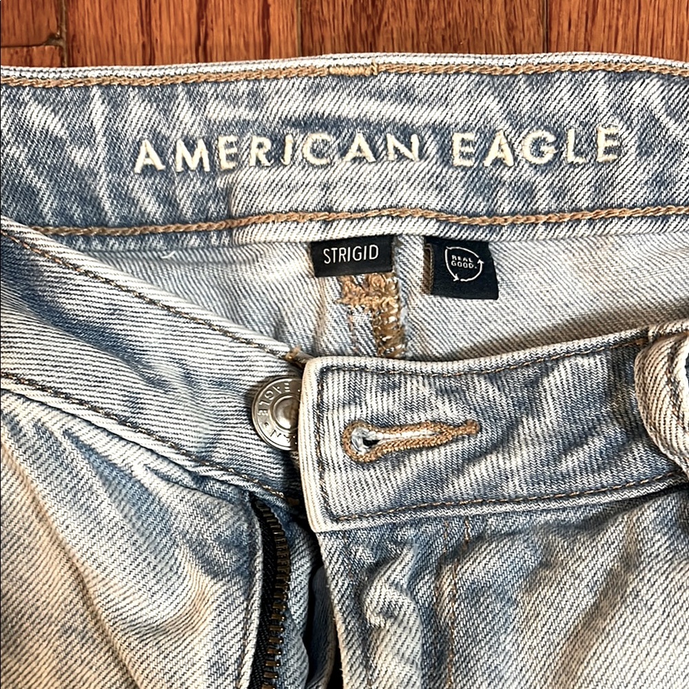 American Eagle Strigid Light Wash Mom Jeans